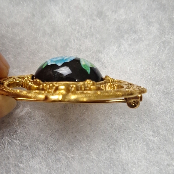 Vtg Gold Tone Filigree Brooch with Blue Rose Center On A Black Cabochon 1 1/2" - Picture 4 of 7